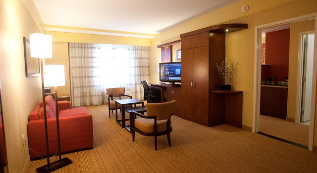 Двухместный люкс c 1 комнатой Courtyard by Marriott Lincoln Downtown