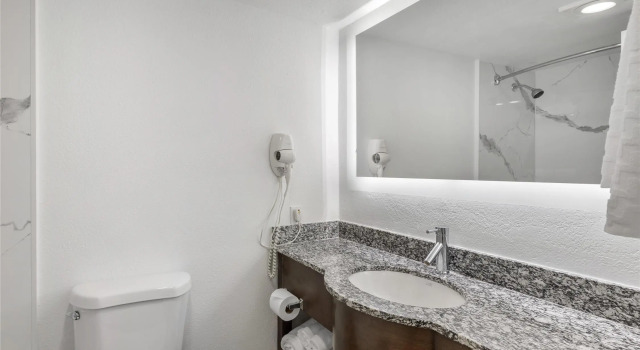 Четырёхместный номер Standard с видом на внутренний двор Best Western Palm Beach Lakes