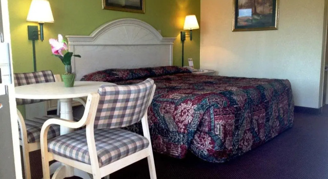 Holiday Terrace Inn - Pigeon Forge, Забронировать Отель Отели Пиджен-Фордж с парковкой, рядом с Cooter’s Place &amp; Museum, Парковка