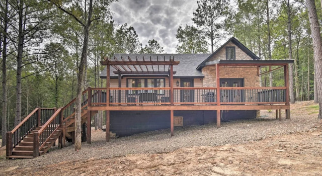Коттедж Modern Broken Bow Cabin: Large Deck, BBQ & Pergola