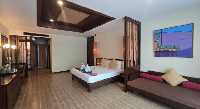 Двухместный номер Deluxe с балконом Hotel and Beach Bungalow at Lanta Resort