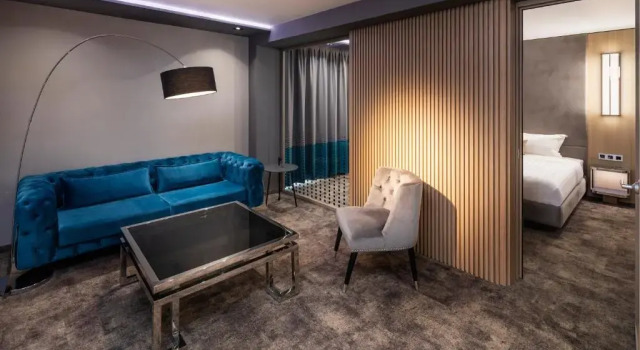 Люкс Superior -- ESTE PARK HOTEL -- part of Urban Chic Luxury Design Hotels - open since October 2022 - Parking - Compliments - next to Shopping & Dining - Mall Plovdiv