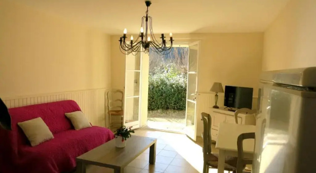 Maison de 2 chambres avec piscine privee terrasse amenagee et wifi a Barjols, 预订 酒店 巴尔若尔 普罗旺斯-阿尔卑斯-蓝色海岸