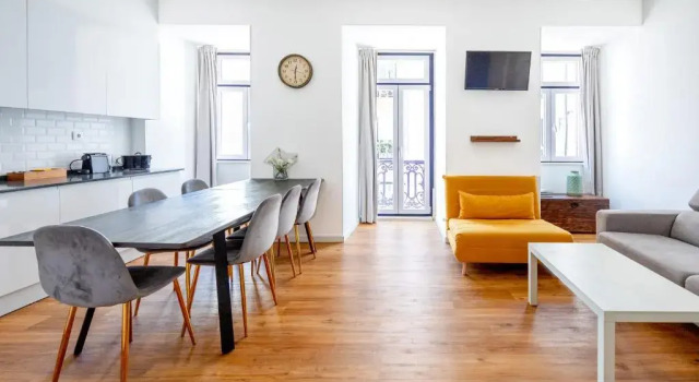 Апартаменты с 3 комнатами Lisboa Intendente 3Bedroom Apartment with Balcony