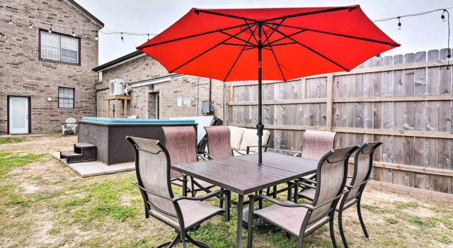 Апартаменты Cozy Galveston Apartment - Walk to Beach & Dining