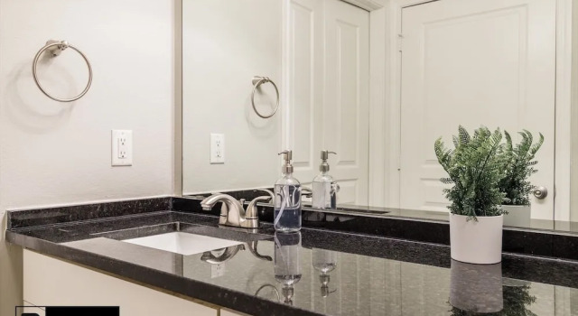 Апартаменты Deluxe Uptown CityPlace Apartments X RBA Living