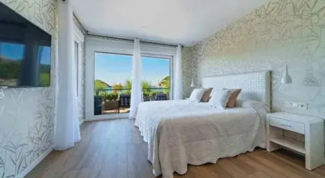 La Concha Beach Deluxe PRIVATE ENTRANCE & TERRACE, Забронировать Отель Отели Сан-Себастьян 5 звезд, рядом с Автобусный вокзал Сан-Себастьяна, 5*