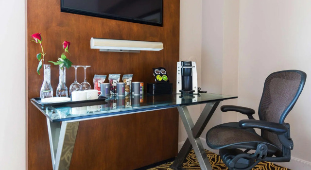 Двухместный номер Mobility Accessible Hearing Accessible Deluxe The Sam Houston, Tapestry Collection by Hilton
