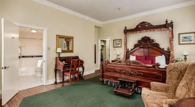 Номер Standard с видом на реку The Lafayette A grand Riverboat Era Hotel