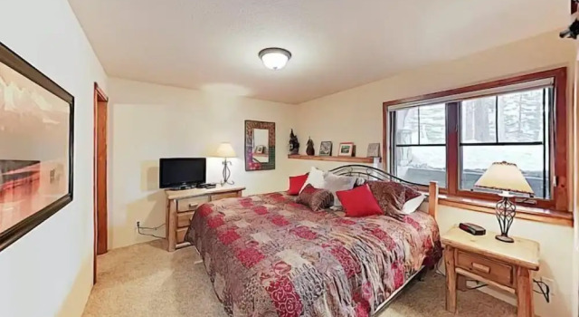 Номер Standard 4 O Clock Ski Run Spacious 2 Bedroom Rental - Half Block from Snowflake Lift!
