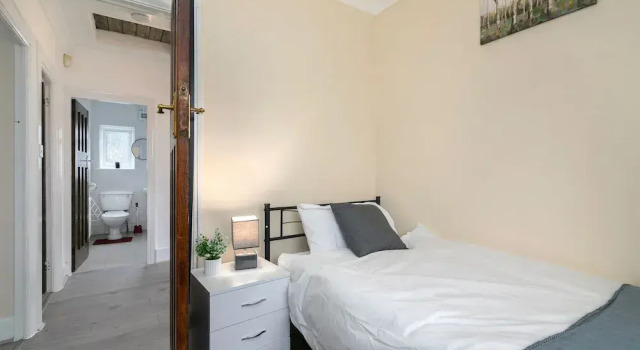 Refurbished 4-bed Family Home-near Central London, Varaa Lomakoti Mökit kohteessa Merseyside, Mökki
