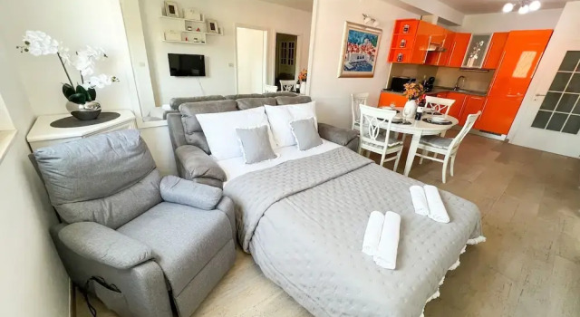 MIRROR apartment