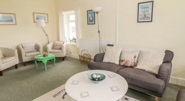 BRYN GORS-3 BED-FIRST FLOOR APT- YARDS FROM BEACH, Забронировать Отель Отели Anglesey с парковкой, Парковка
