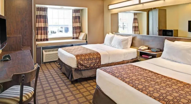 Четырёхместный номер Deluxe Microtel Inn & Suites by Wyndham Bluffs