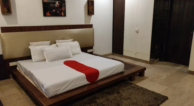 Номер Royal с балконом Aakritii Hotels