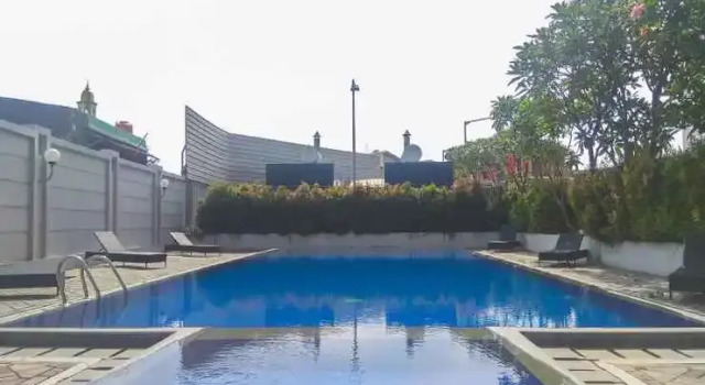 Studio Tifolia Apartment with Double Bed near LRT Station By Travelio, Prenota Appartamento Hotel a Giacarta con piscina, Piscina
