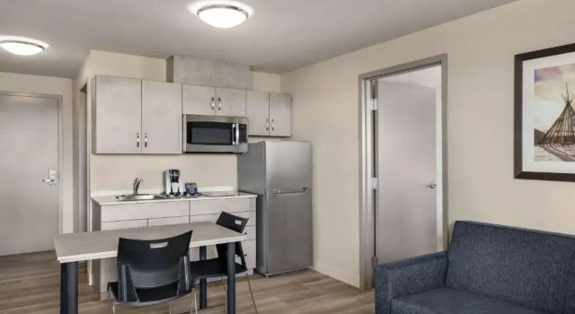 Люкс Deluxe Microtel Inn & Suites by Wyndham Dorval