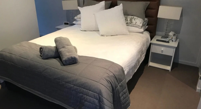 Marina View Apartment on the Maribyrnong River, Melbourne, Book Apartment  