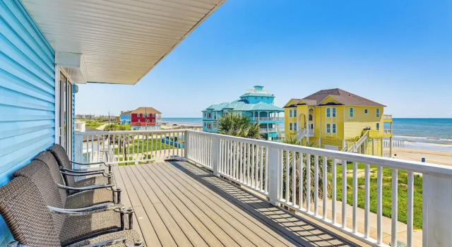 Walk to Beach: Home w/ 2 Decks in Galveston!, Забронировать Дом для отпуска Галвестон Texas Gulf Coast, рядом с Hershey Beach