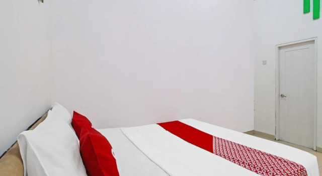 Deluxe room RedDoorz at Hotel Roda Mas 2 near Gor Satria