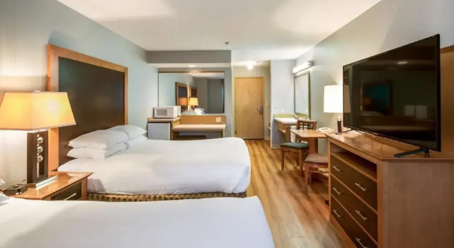 Четырёхместный номер Standard Shilo Inn Suites Seaside East