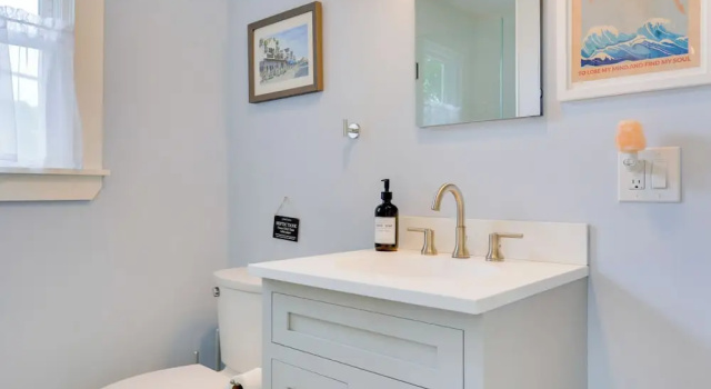 Коттедж Cozy Narragansett Cottage w/ Dock & Outdoor Shower