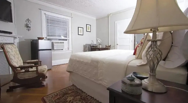 A and FayeBed and Breakfast, Inc, Забронировать Отель «постель и завтрак» Отели Бруклина с завтраком, рядом с Holy Cross Roman Catholic Church, Завтраки