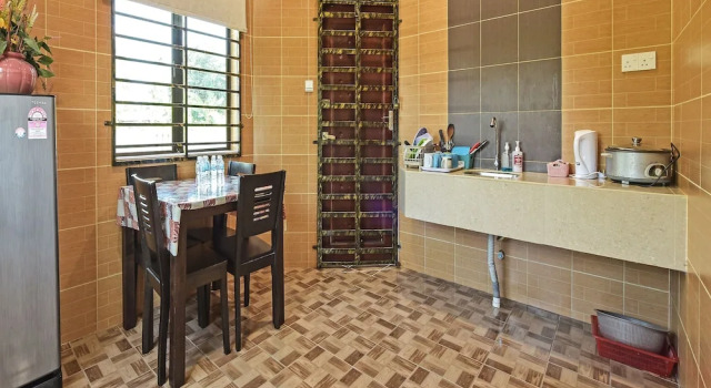 Номер Standard с 4 комнатами OYO Home 90448 Nurbayu Guest House