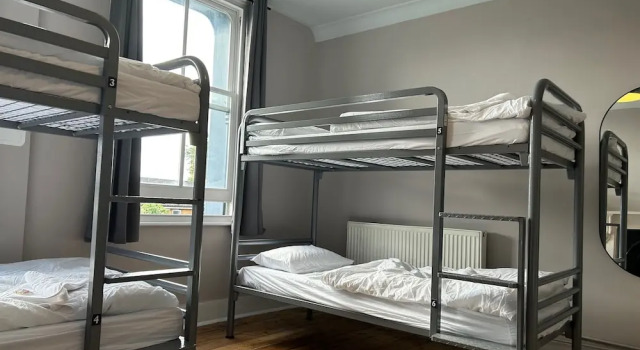 Кровать в общем номере Cricketers Hostel