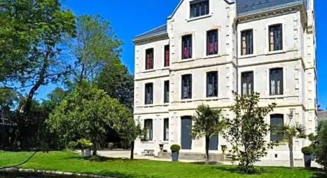 Demeure Saint Louis Historic manor, City 700m, parking, WIFI, Electrical terminal, Réserver Hôtel Hôtels à Carcassonne avec parking, Parking