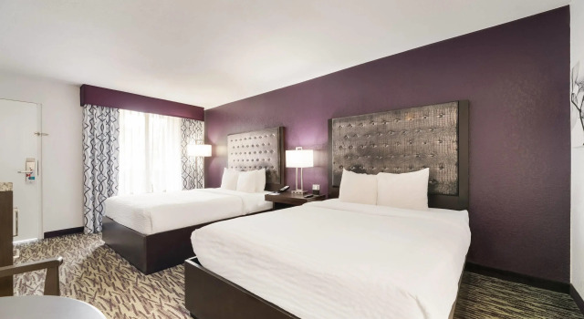 Четырёхместный номер Standard Clarion Inn & Suites Across From Universal Orlando Resort
