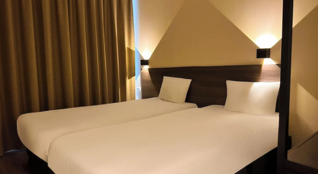Номер Standard HOTELUX Amsterdam Airport Hotel