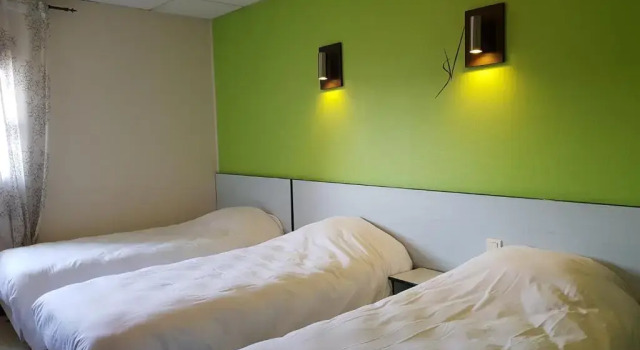 Трёхместный номер Standard Hôtel Le Bratoria, anciennement Le Saint Vincent
