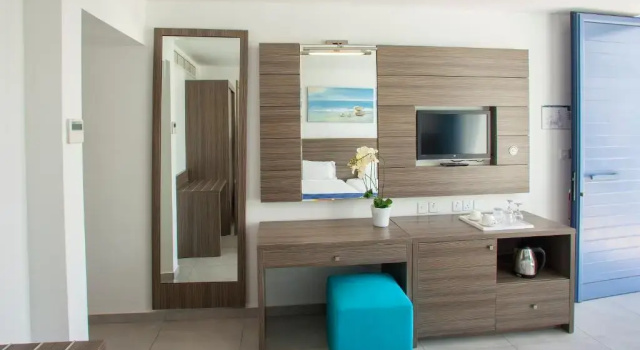 Двухместный номер Superior с видом на бассейн Limanaki Beach Hotel & Suites