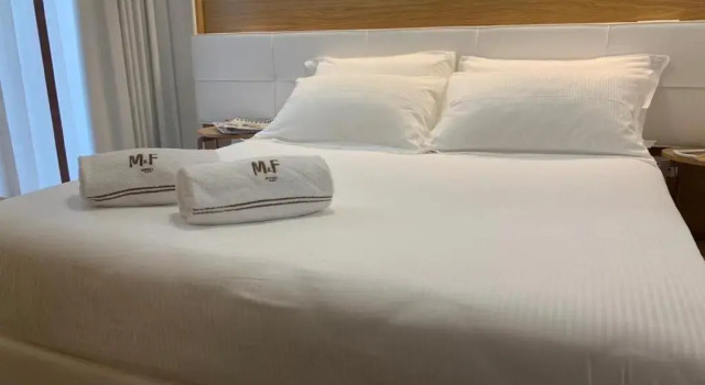 Økonomi- dobbelt værelse med altan M&F Hotel