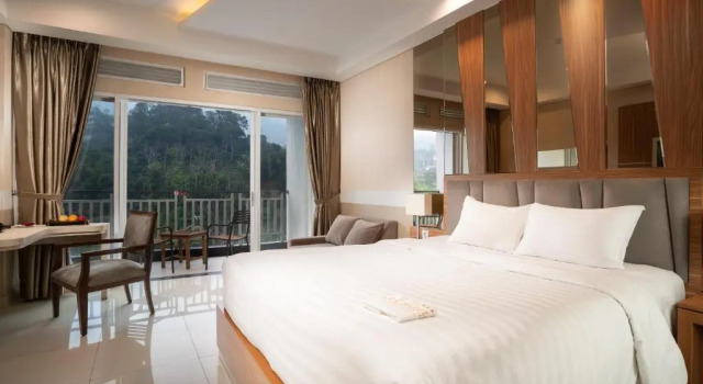 Double Junior Suite with balcony Le Eminence Puncak Hotel Convention & Resort
