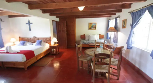 Четырёхместный номер Standard с балконом и с красивым видом из окна Hotel Molino de la Alborada
