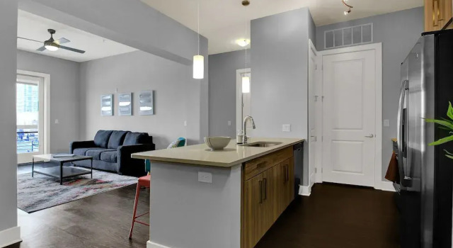 Kasa Charlotte Uptown Apartments, Забронировать Апартаменты/квартира Отели Шарлотте с бассейном, рядом с Концертная площадка Северной Каролины Music Factory, Бассейн