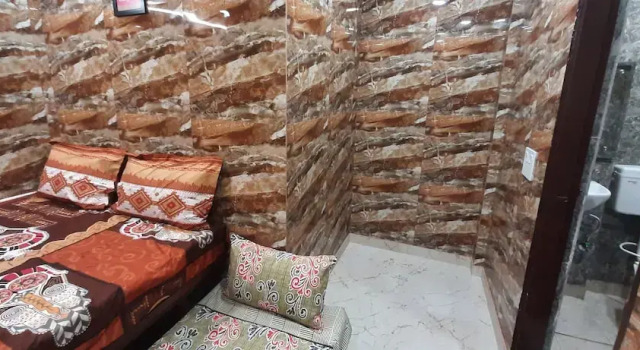 Luxury Flat in Foreigner Areof Lajpat Nagar With Fully Equipped Kitch
