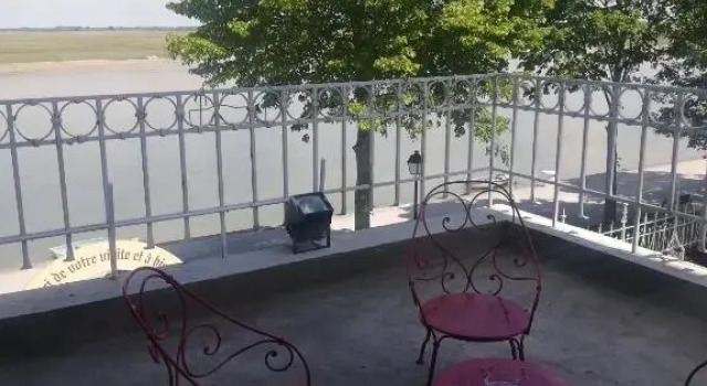 Номер Deluxe Logis Hôtel- Restaurant Le Relais Guillaume de Normandy-PARKING GRATUIT--VUE BAIE TERRASSE-CALME-BORNES ELECTRIQUE-LOCAL VELOS SÉCURISÉ