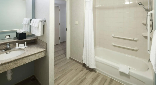 Четырёхместный номер Standard с балконом и oceanfront Courtyard by Marriott Virginia Beach Oceanfront North 37th Street