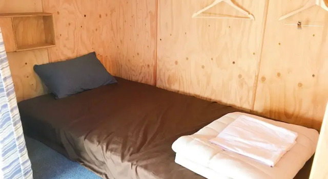 Кровать в общем номере COCORETO The Guesthouse Daikon Island