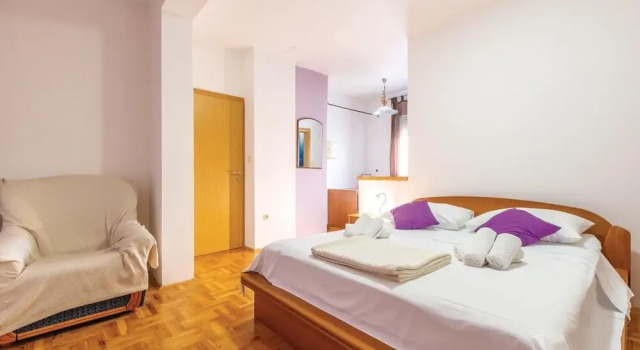 Holiday Home Kastel Luksic 12, Забронировать Отель Отели Каштел-Лукшич 3 звезды, 3*