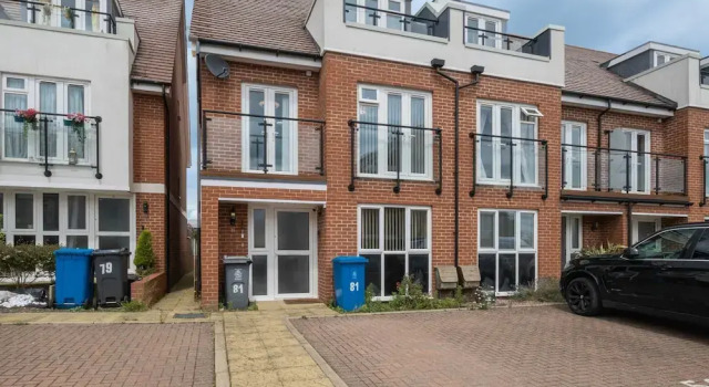 3 Bedroom and 2 Bath House with Balcony, Varaa Hotelli Reading Berkshire