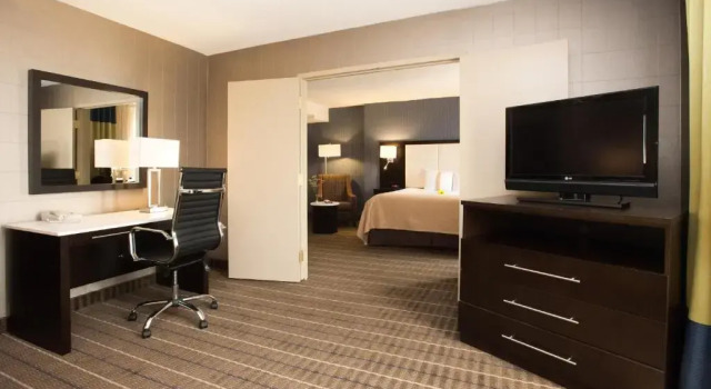 Люкс Holiday Inn & Suites Mississauga West - Meadowvale by IHG
