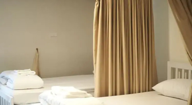 Кровать в общем номере Krung Tone Hostel