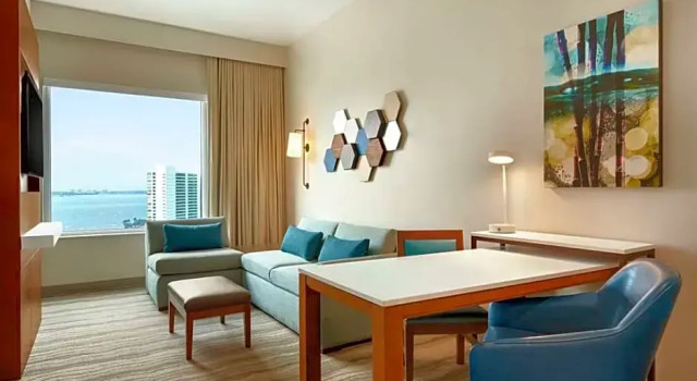Четырёхместный люкс с 2 комнатами с видом на залив Embassy Suites By Hilton Sarasota