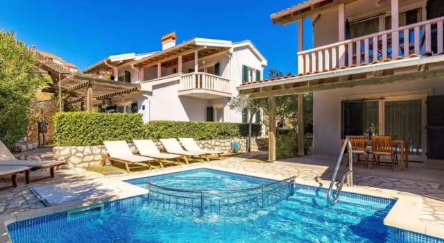 Apartment Pavica 6 Spiez, Varaa Huoneisto Hotellit Kvarner Islands uima-altaalla, Uima-allas