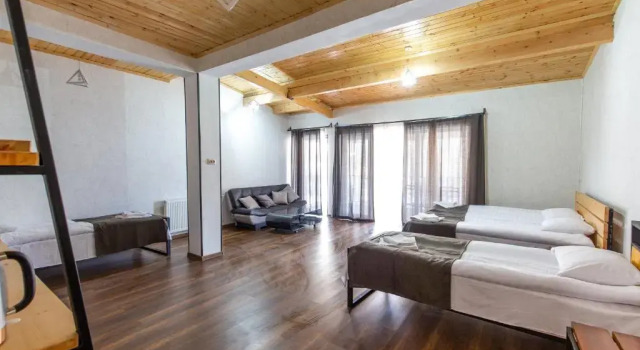 Трёхместный номер Standard с балконом Mestia HOTEL AMIRANI