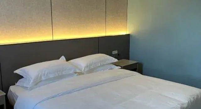 Люкс Business Herui Hotel (Shihezi University)